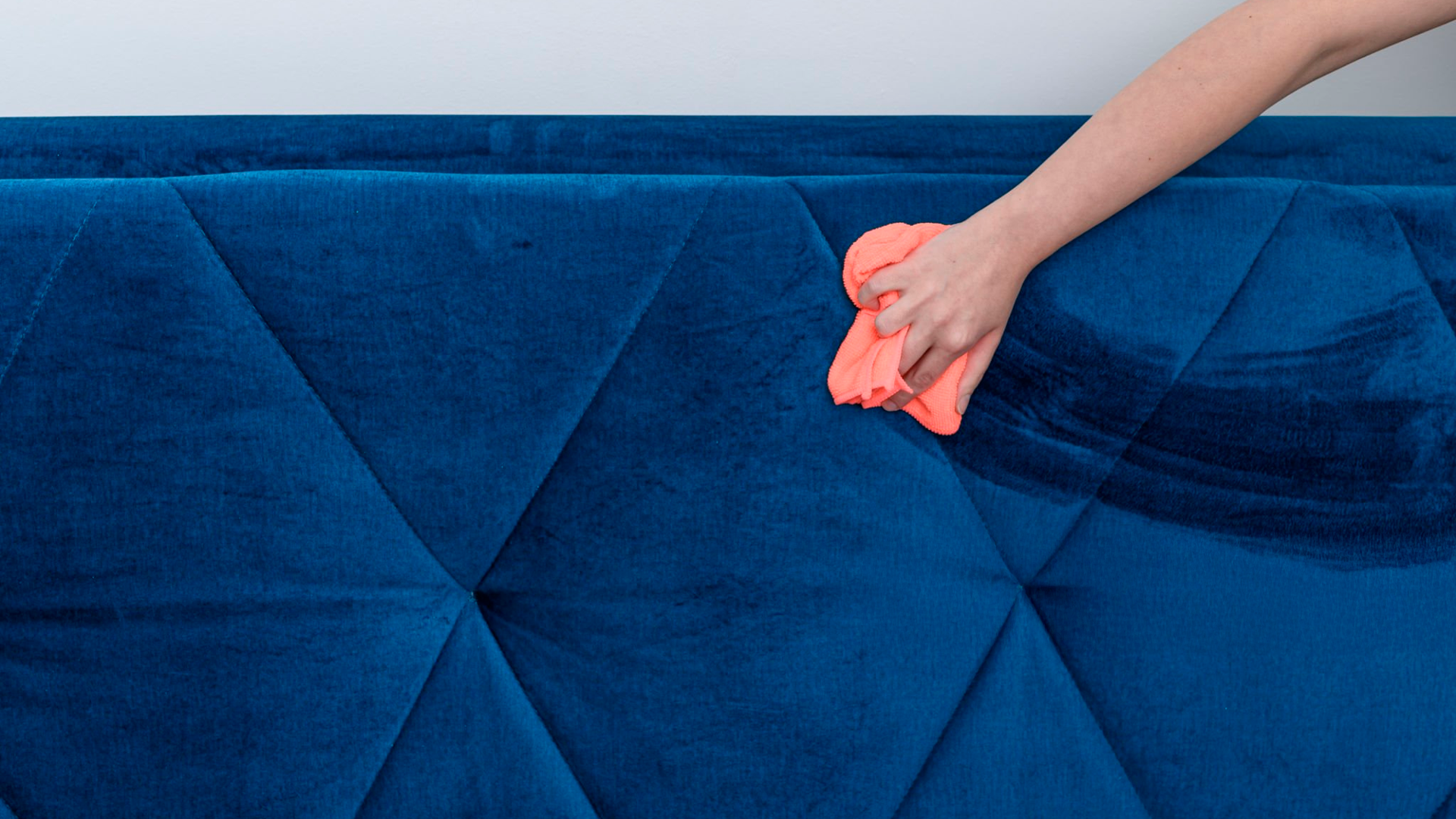 como limpar o sofá em casa