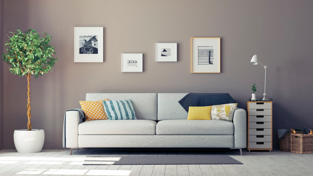 Sofá retrátil bege em tecido texturizado, posicionado à frente de uma parede azul claro com molduras boiserie e espelhos ovais decorativos